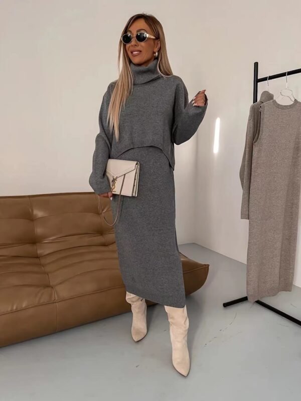 ⁦طقم نسائي شتوي مكون من قطعتين بتصميم عصري، بلوفر مريح بياقة عالية وفستان طويل بدون أكمام يمنحكِ إطلالة أنيقة ودافئة⁩ - الصورة ⁦7⁩