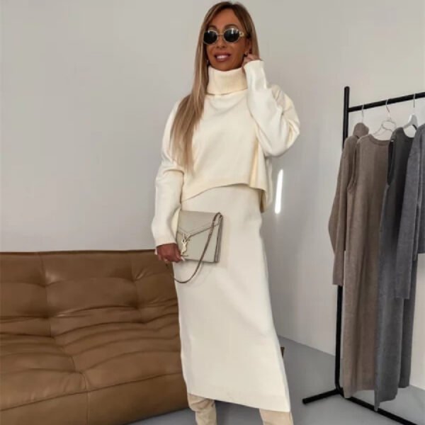 ⁦طقم نسائي شتوي مكون من قطعتين بتصميم عصري، بلوفر مريح بياقة عالية وفستان طويل بدون أكمام يمنحكِ إطلالة أنيقة ودافئة⁩ - الصورة ⁦6⁩