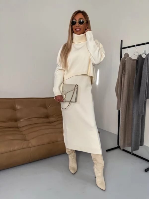 ⁦طقم نسائي شتوي مكون من قطعتين بتصميم عصري، بلوفر مريح بياقة عالية وفستان طويل بدون أكمام يمنحكِ إطلالة أنيقة ودافئة⁩ - الصورة ⁦9⁩