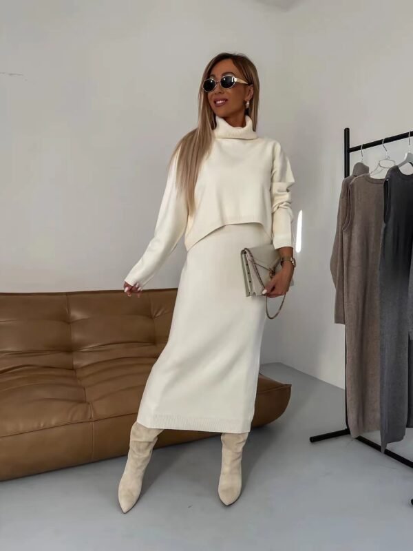 ⁦طقم نسائي شتوي مكون من قطعتين بتصميم عصري، بلوفر مريح بياقة عالية وفستان طويل بدون أكمام يمنحكِ إطلالة أنيقة ودافئة⁩ - الصورة ⁦5⁩