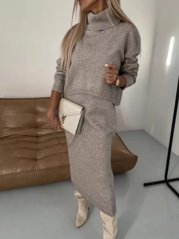 ⁦طقم نسائي شتوي مكون من قطعتين بتصميم عصري، بلوفر مريح بياقة عالية وفستان طويل بدون أكمام يمنحكِ إطلالة أنيقة ودافئة⁩ - الصورة ⁦3⁩