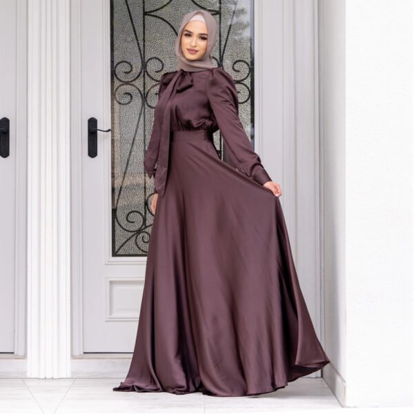 ⁦فستان ساتان عصري ذو حافة كبيرة⁩ - الصورة ⁦7⁩