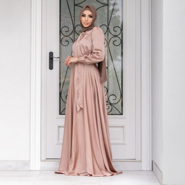 ⁦فستان ساتان عصري ذو حافة كبيرة⁩ - الصورة ⁦4⁩
