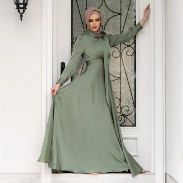 ⁦فستان ساتان عصري ذو حافة كبيرة⁩ - الصورة ⁦6⁩