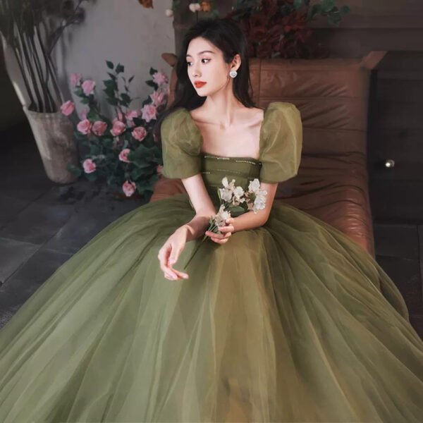 ملابس سهرة بتصميم جنية متقلبة باللون الأخضر
