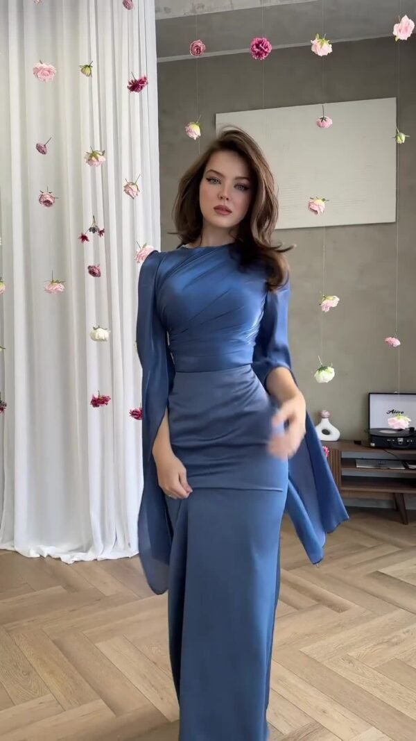 ⁦فستان من الساتان بأكمام طويلة وحاشية كبيرة من الزجاج⁩ - الصورة ⁦4⁩