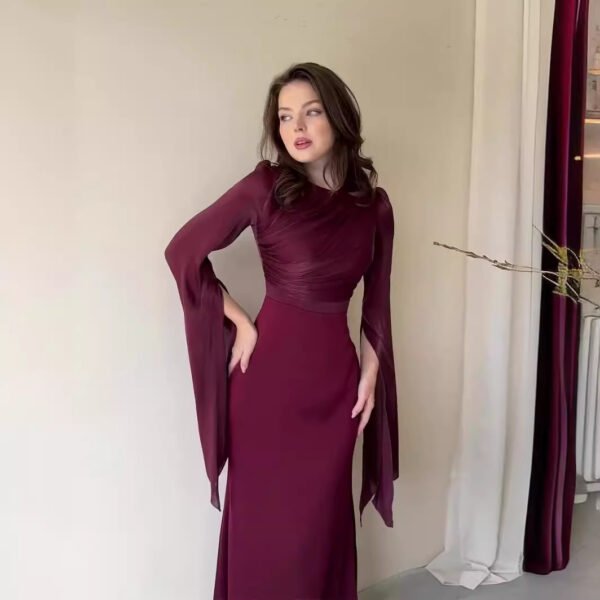 ⁦فستان من الساتان بأكمام طويلة وحاشية كبيرة من الزجاج⁩ - الصورة ⁦2⁩
